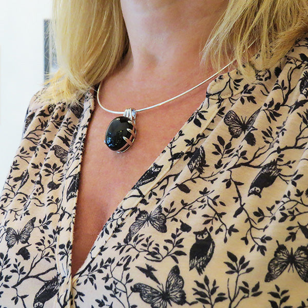 halsband med svart sten