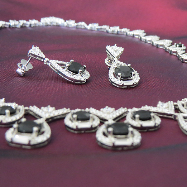 Örhängen med svart sten (onyx) av Truly Me