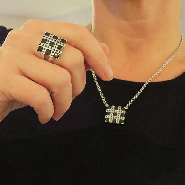 RIBBON svart ring och halsband från Truly Me