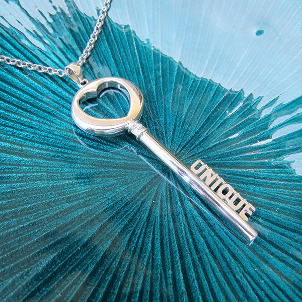 THE KEY långt silverhalsband Truly Me