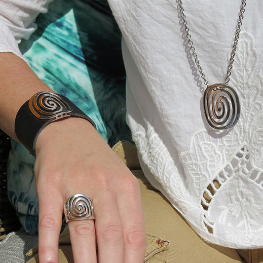 CIRCLE OF LIFE långt silverhalsband med symbolen livets väg (Truly Me)