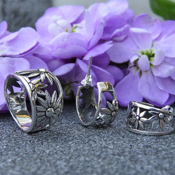 FLOWER POWER silver earrings by Truly Me Jewelry Design