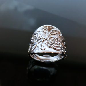 THE ROSE silver ring with pattern of roses (Truly Me)